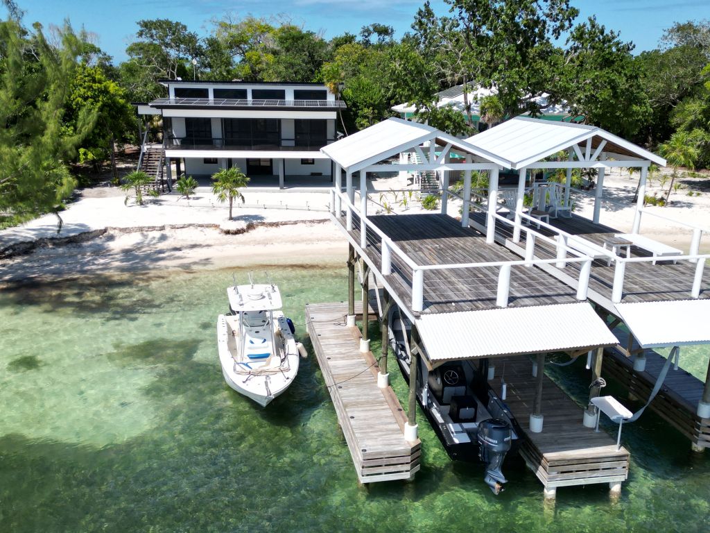 Listing ID: URE0474, Pine Point Utila, Bay Islands, HN - Sandy Shore Beach Home, Photo #