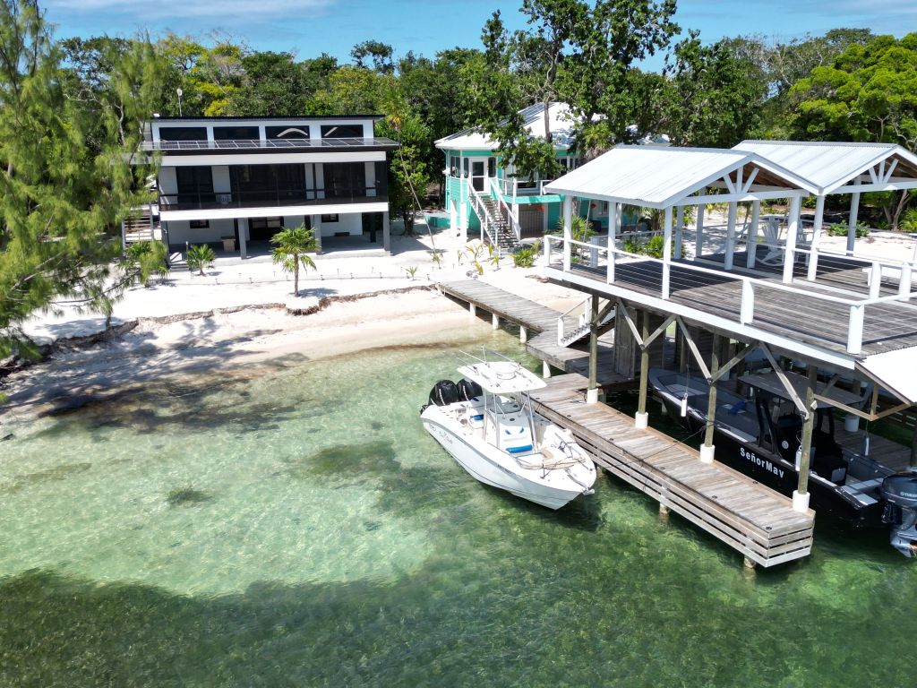 Listing ID: URE0474, Pine Point Utila, Bay Islands, HN - Sandy Shore Beach Home, Photo #