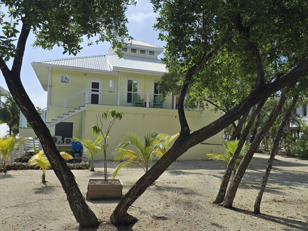 Listing ID: URE0490, Jonathan Point Utila, Bay Islands, HN - South West St. Breezy, Photo #