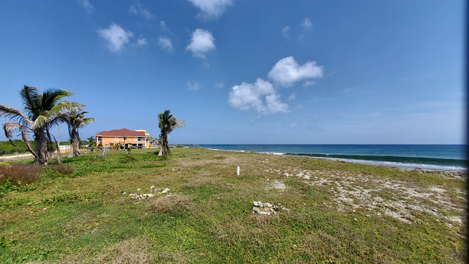 Listing ID: URE0616, Dolphin Run Utila, Bay Islands, HN - Oceanfront Lot At Dolphin Run, Photo #