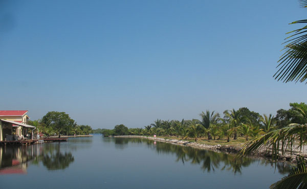 Listing ID: URE0617,  Utila, Bay Islands, HN - 0.375 Acre Beachfront Lot At Silver Garden (Lot A), Photo #