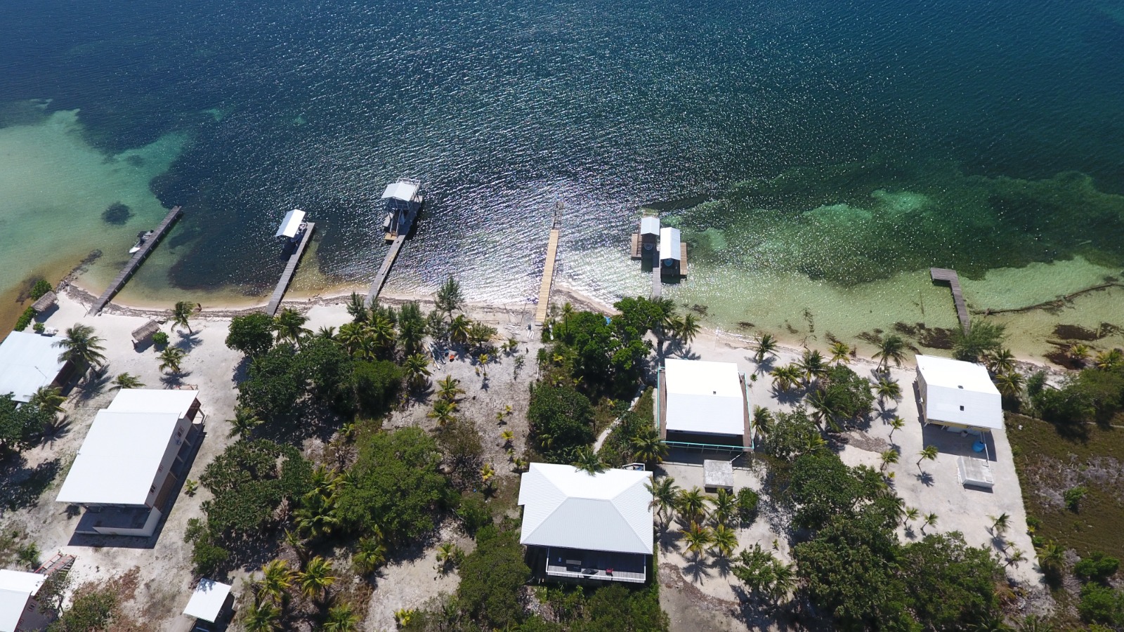 Listing ID: URE0693, Holland Beach Utila, Bay Islands, HN - Oceanfront property with small bodega and boat dock, Photo #