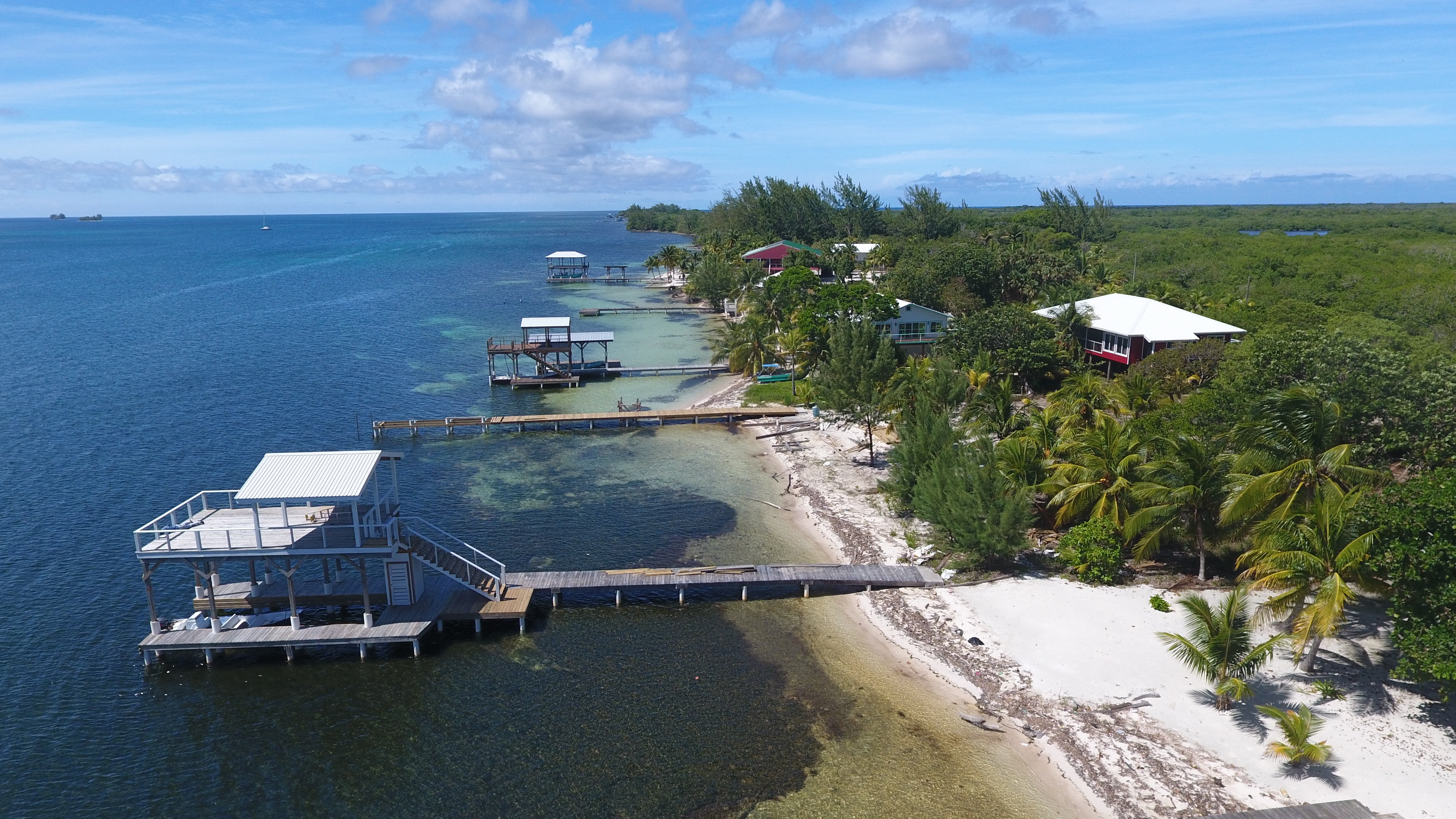 Listing ID: URE0695, Holland Beach Utila, Bay Islands, HN - Waterfront Property with Covered Boat Lift & Deck, Photo #