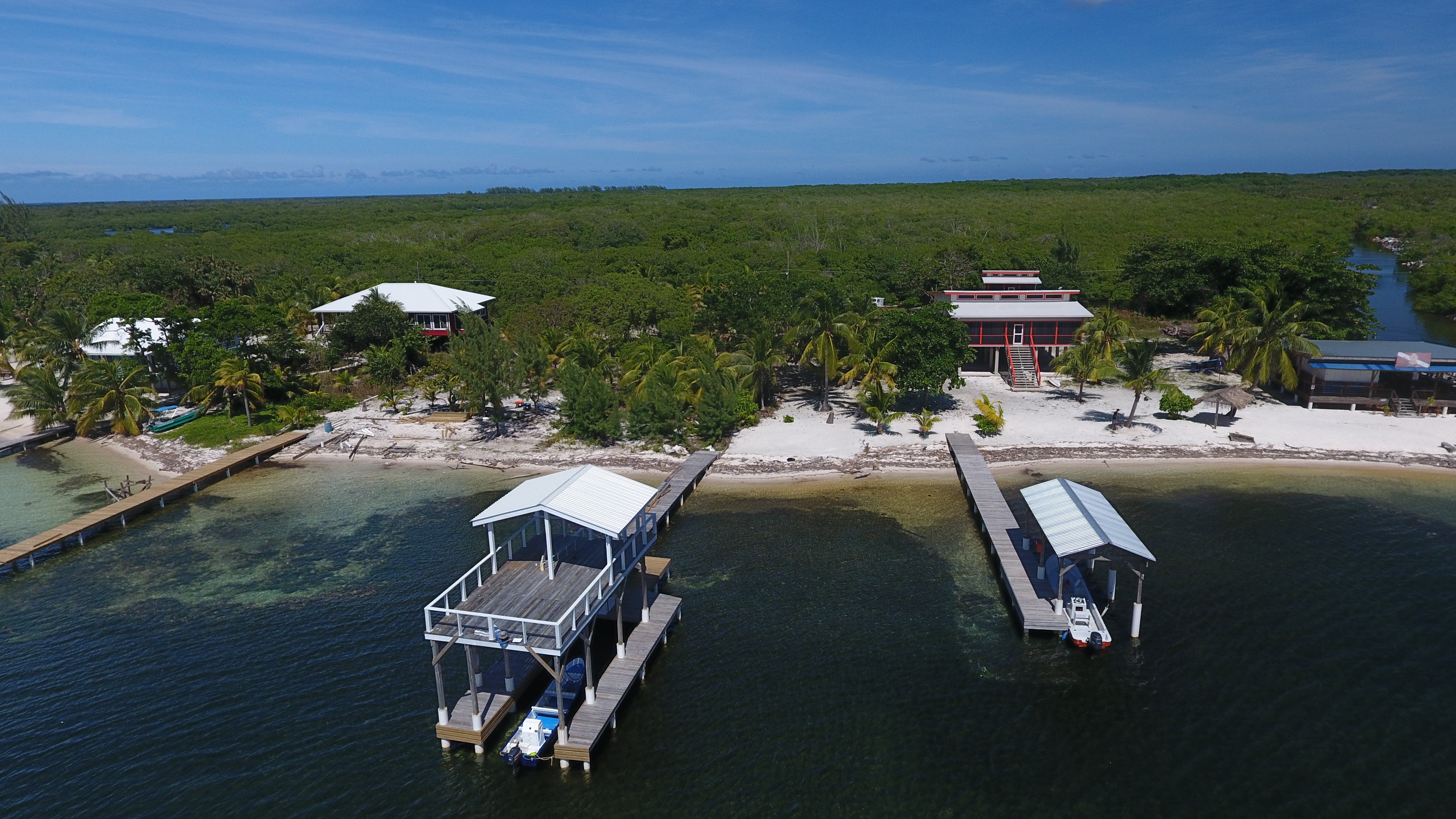 Listing ID: URE0695, Holland Beach Utila, Bay Islands, HN - Waterfront Property with Covered Boat Lift & Deck, Photo #